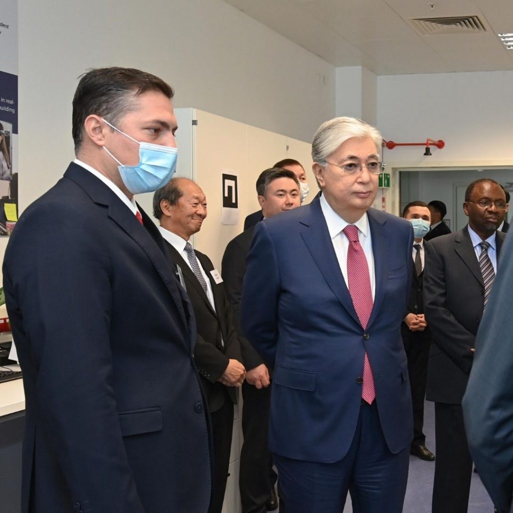 The President of the Republic of Kazakhstan Kassym-Jomart Tokayev visits Nazarbayev University and the Institute of Smart Systems and Artificial Intelligence for the first time