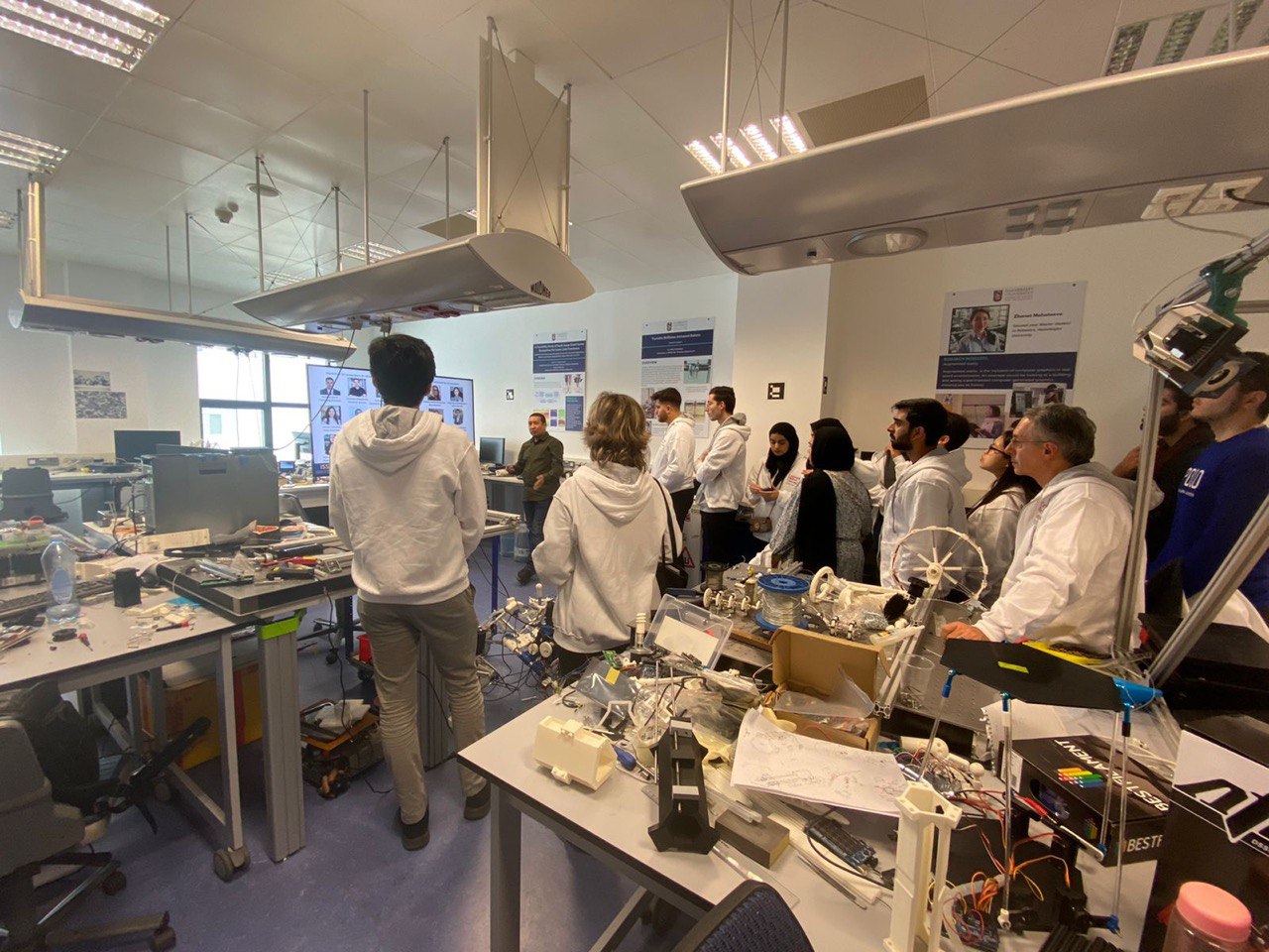 Students from Carnegie Mellon University in Qatar visit the ISSAI labs