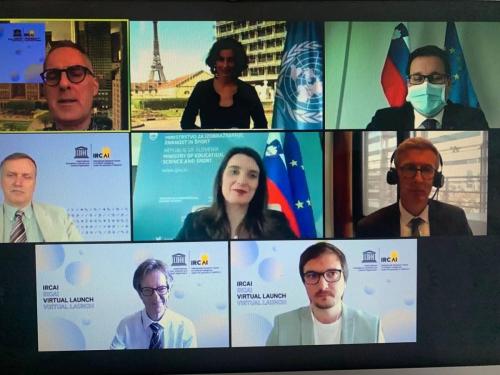 photo5438145788011197280